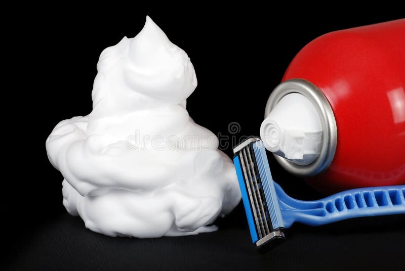 A lâmina do creme de rapagem e pode fotografia de stock A lâmina do creme de rapagem e pode fotografia de stock