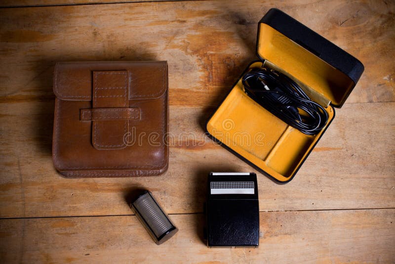 Lâmina elétrica velha em uma tabela de madeira fotografia de stock Lâmina elétrica velha em uma tabela de madeira fotografia de stock