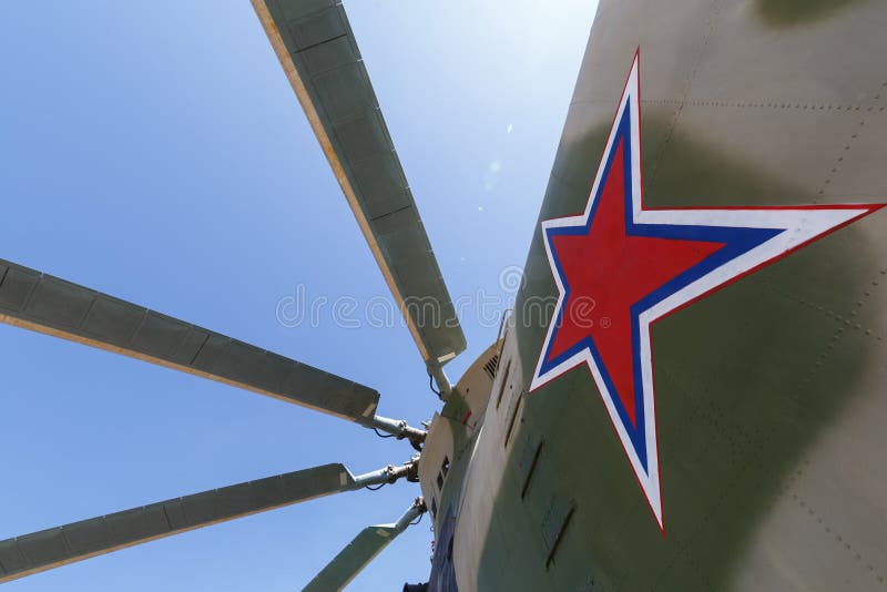 Lâminas de hélice de um helicóptero do transporte pesado e de um sinal militares sob a forma da estrela na fuselagem fotografia de stock royalty free Lâminas de hélice de um helicóptero do transporte pesado e de um sinal militares sob a forma da estrela na fuselagem fotografia de stock royalty free