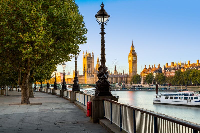 Lâmpada de rua no banco sul do rio Tamisa com Big Ben e do palácio de Westminster no fundo, Londres, Inglaterra, Reino Unido
