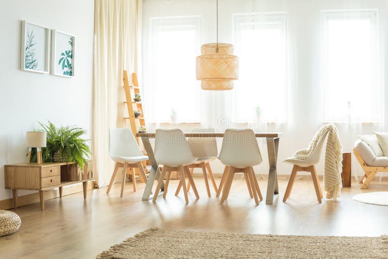 Lâmpada na sala de jantar brilhante imagens de stock Lâmpada na sala de jantar brilhante imagens de stock