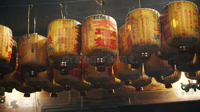 Lâmpadas amarelas e marrons do vintage clássico velho video, lanternas que penduram em Taiwan, templo chinês