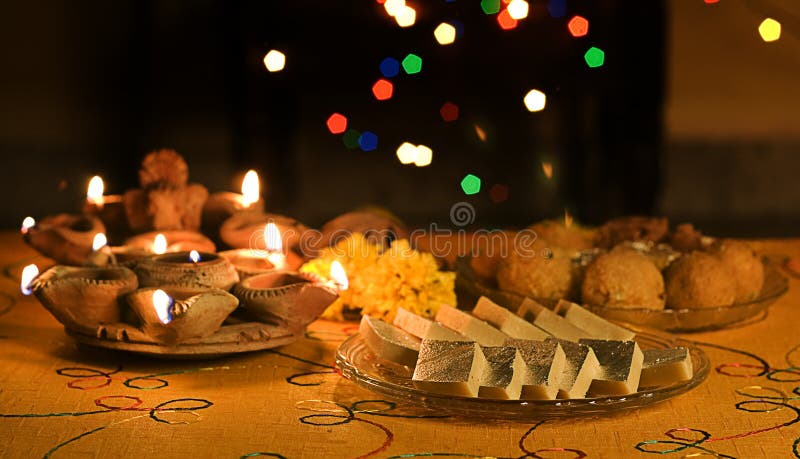 Lâmpadas de Diwali com doces indianos