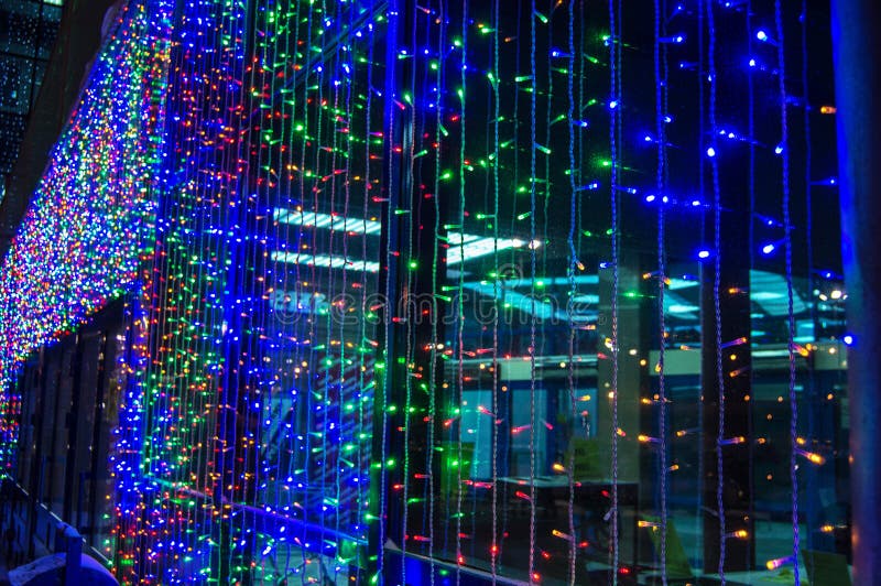 Lâmpadas iluminando a parede de um prédio moderno à noite durante a vida festiva da cidade, futuristas abstratos fotografia de stock Lâmpadas iluminando a parede de um prédio moderno à noite durante a vida festiva da cidade, futuristas abstratos fotografia de stock