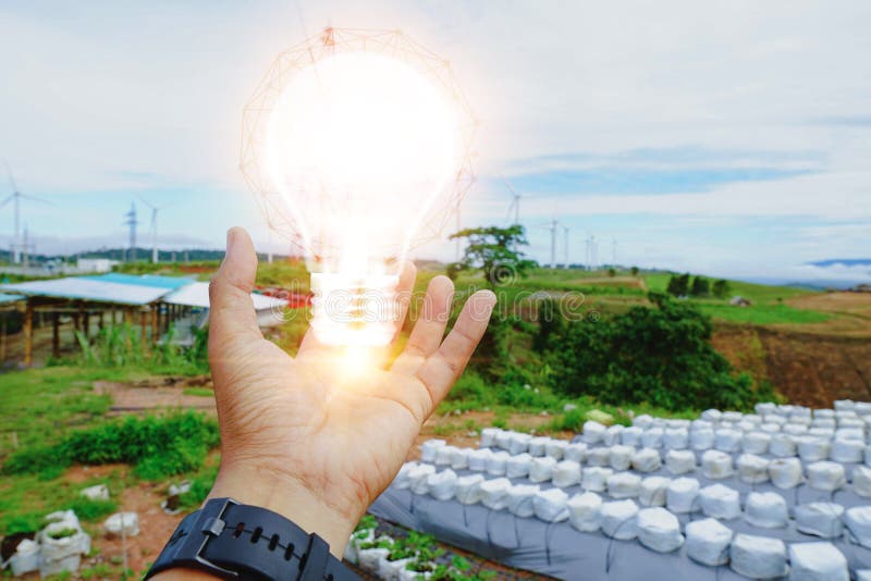 Lâmpadas leves com turbina eólica, fonte de energia alternativa, conceito de recursos sustentáveis. Isso é energia limpa no mundo fotografia de stock Lâmpadas leves com turbina eólica, fonte de energia alternativa, conceito de recursos sustentáveis. Isso é energia limpa no mundo fotografia de stock
