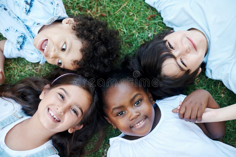 Lächelkreis und Overhead-Portrait von Kindern für Outdoor-Naturgarten zusammen oder Feld. glückliche Vielfalt und Top lizenzfreie stockbilder