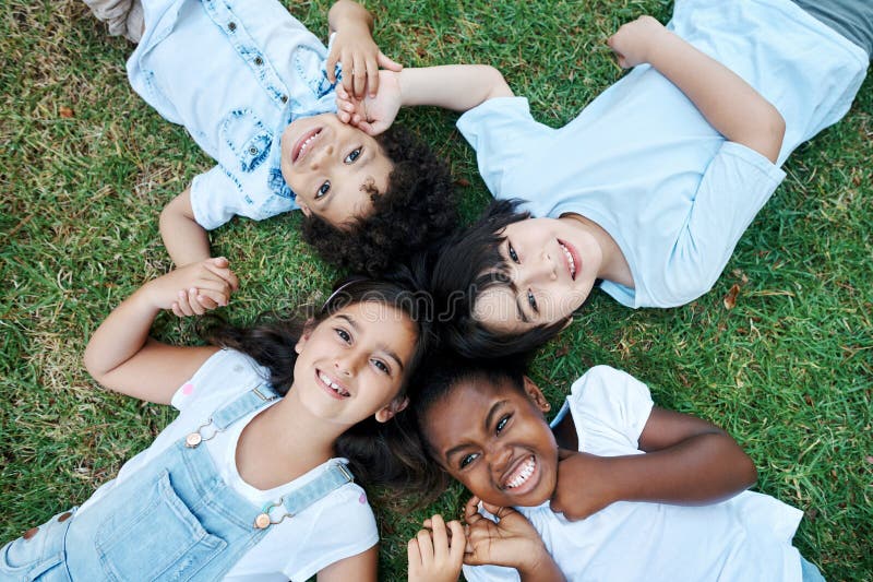 Lächelkreis und Overhead-Portrait von Kindern für Outdoor-Naturgarten zusammen oder Feld. glückliche Vielfalt und Top stockbilder