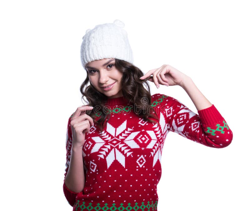 Lächeln die recht sexy junge Frau, die bunte gestrickte Strickjacke mit Weihnachten trägt, verzieren und Hut Getrennt auf weißem stockfoto