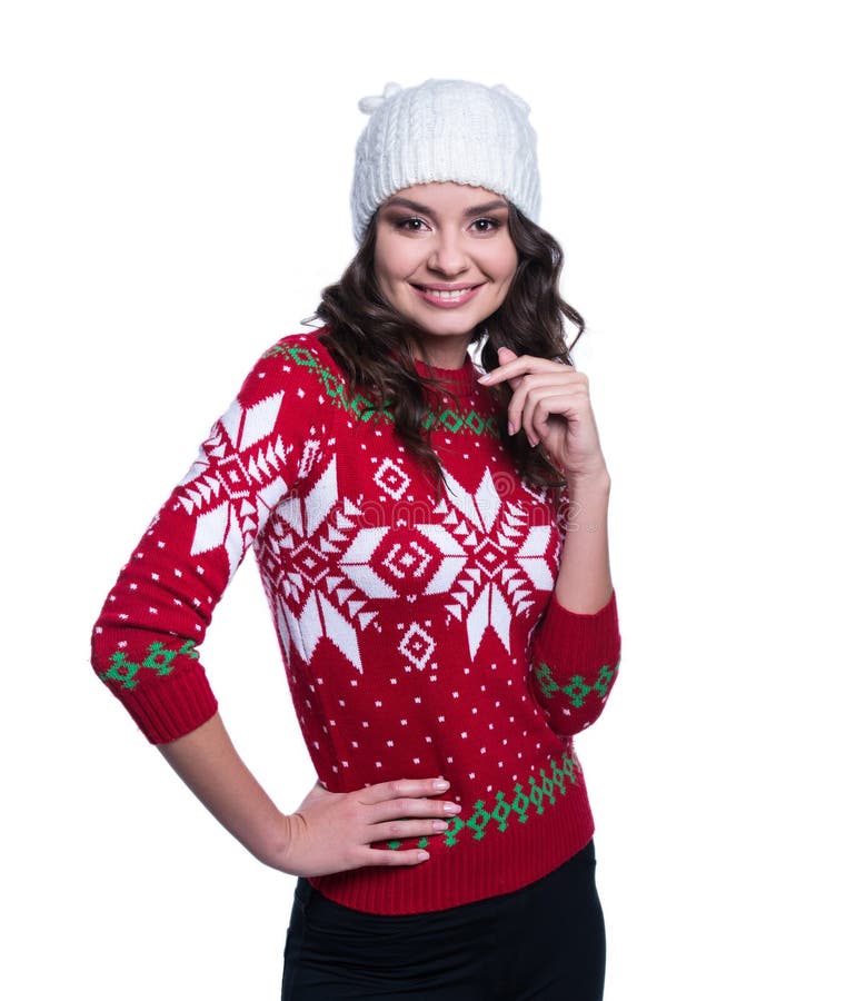 Lächeln die recht sexy junge Frau, die bunte gestrickte Strickjacke mit Weihnachten trägt, verzieren und Hut Getrennt auf weißem stockfoto
