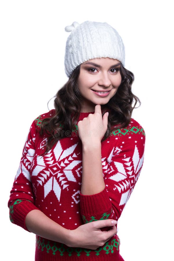 Lächeln die recht sexy junge Frau, die bunte gestrickte Strickjacke mit Weihnachten trägt, verzieren und Hut Getrennt auf weißem lizenzfreie stockbilder