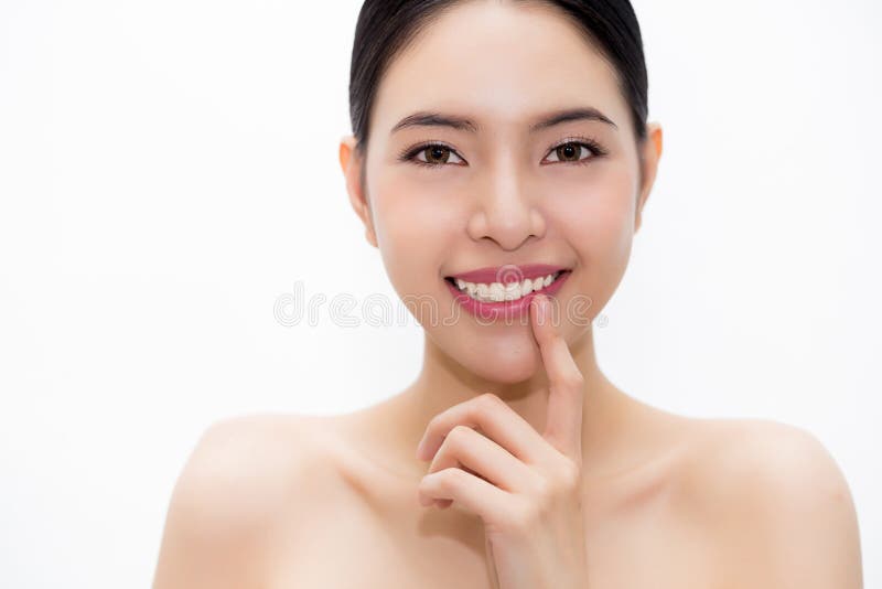 Lächeln junge und schöne Asiatin, die auf weiße Zähne zeigt lizenzfreies stockbild Lächeln junge und schöne Asiatin, die auf weiße Zähne zeigt lizenzfreies stockbild