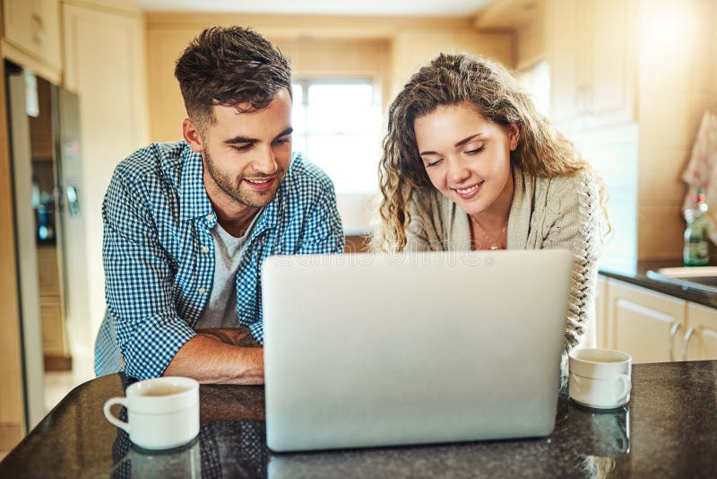 Lächeln Morgen und Paar in Laptop in der Küche für Internet Banking Online-Shopping oder Kredit Score. Frau und stockfotos