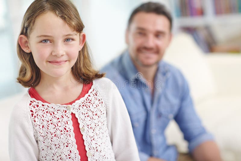 Lächeln Mädchen und Kind entspannen zu Hause mit Vater für Pflege verbinden und Familie kühle am Wochenende. Vater und Kind stockfotografie