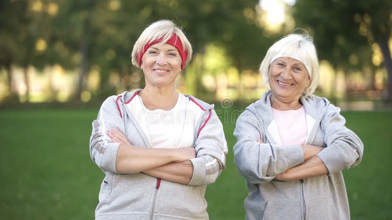 Lächeln voll von den reifen Frauen der Energie, die im Park nach Training, Eignung aufwerfen stockbilder Lächeln voll von den reifen Frauen der Energie, die im Park nach Training, Eignung aufwerfen stockbilder
