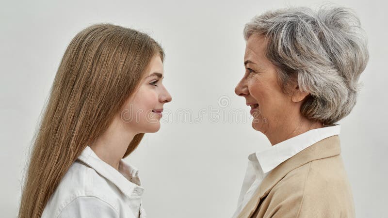 Lächelnd Mädchen und Großmutter schauen sich an stockfoto