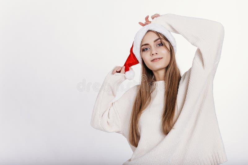 Lächelnde blonde Frau in Santa Claus Hat lizenzfreie stockfotografie Lächelnde blonde Frau in Santa Claus Hat lizenzfreie stockfotografie