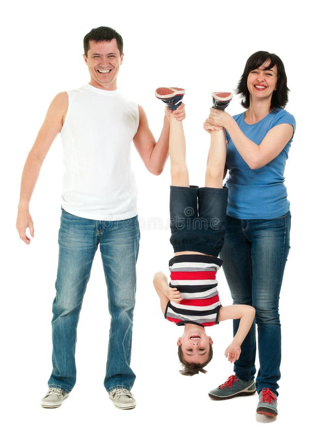 Lächelnde Familie, die den Spaß lokalisiert auf Weiß hat lizenzfreie stockfotos Lächelnde Familie, die den Spaß lokalisiert auf Weiß hat lizenzfreie stockfotos