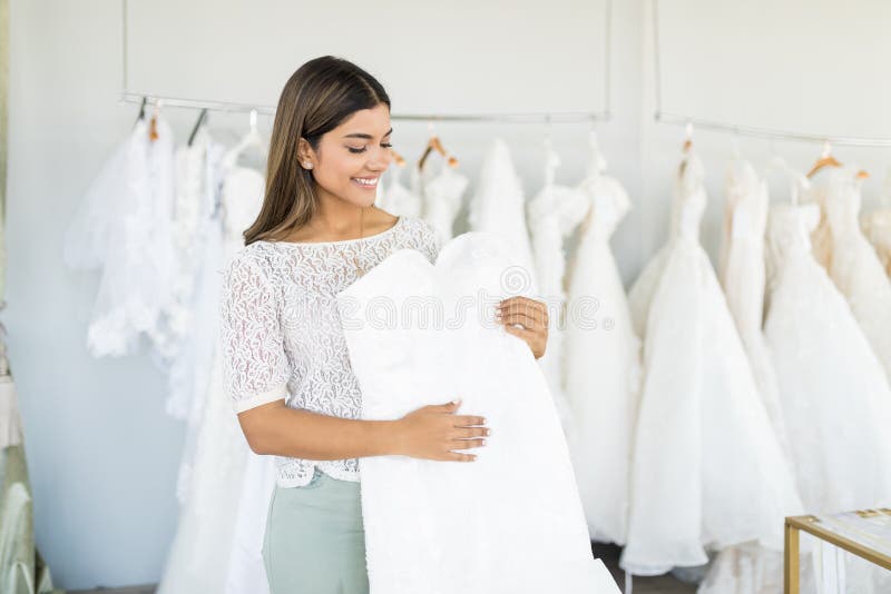 Lächelnde Frau beim Einkauf für ihre Hochzeit lizenzfreie stockbilder Lächelnde Frau beim Einkauf für ihre Hochzeit lizenzfreie stockbilder