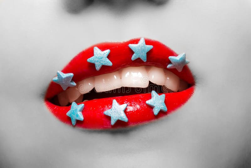 Lächelnde Frau des Schwarzweiss-Porträts mit den Lippen malte rote Lippenstift- und Süßigkeitssterne lizenzfreies stockfoto Lächelnde Frau des Schwarzweiss-Porträts mit den Lippen malte rote Lippenstift- und Süßigkeitssterne lizenzfreies stockfoto