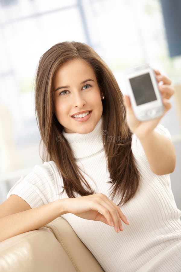 Lächelnde Frau, die Handy zeigt lizenzfreie stockfotos