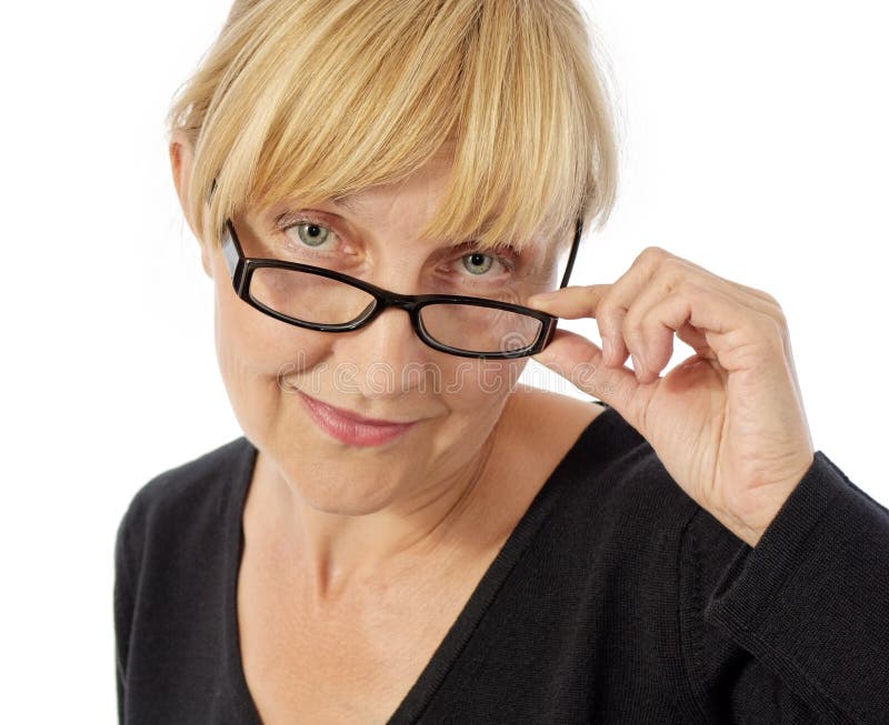 Lächelnde Frau, die ihre Gläser berührt lizenzfreies stockbild Lächelnde Frau, die ihre Gläser berührt lizenzfreies stockbild