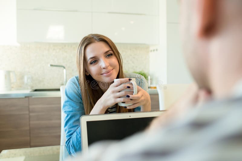 Lächelnde Frau, die mit Liebe Ehemann betrachtet lizenzfreie stockfotos Lächelnde Frau, die mit Liebe Ehemann betrachtet lizenzfreie stockfotos