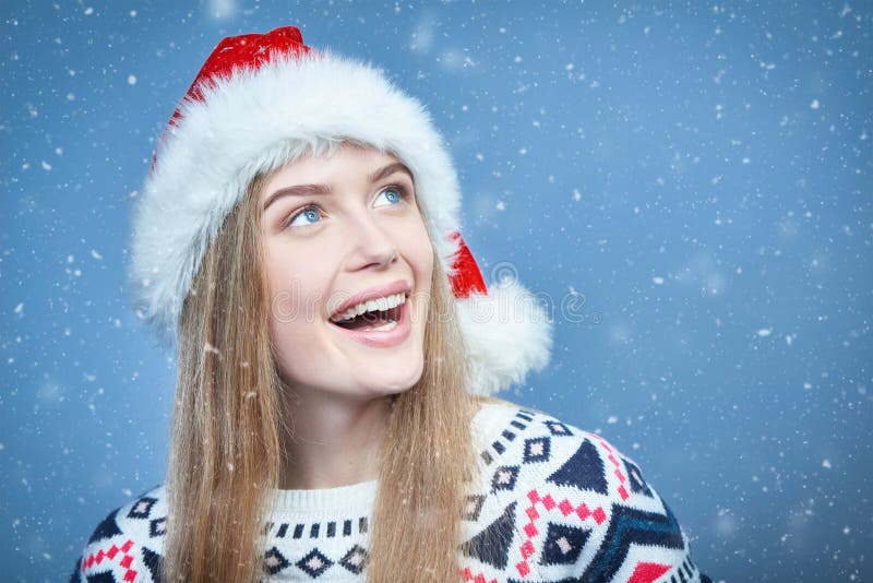 Lächelnde Frau, die Sankt-Hut weg betrachtet Kopienraum trägt lizenzfreies stockbild Lächelnde Frau, die Sankt-Hut weg betrachtet Kopienraum trägt lizenzfreies stockbild