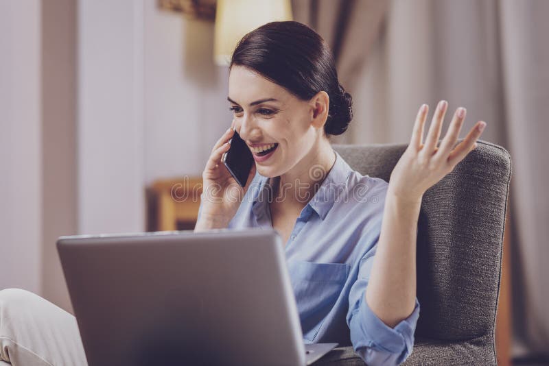 Lächelnde Frau, die am Telefon spricht lizenzfreies stockbild