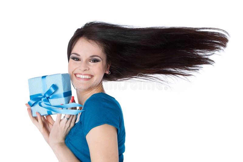 Lächelnde Frau mit Geburtstagsgeschenk lizenzfreie stockfotos Lächelnde Frau mit Geburtstagsgeschenk lizenzfreie stockfotos