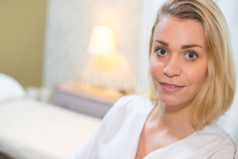 Lächelnde Frau wartet auf Kunden lizenzfreies stockbild
