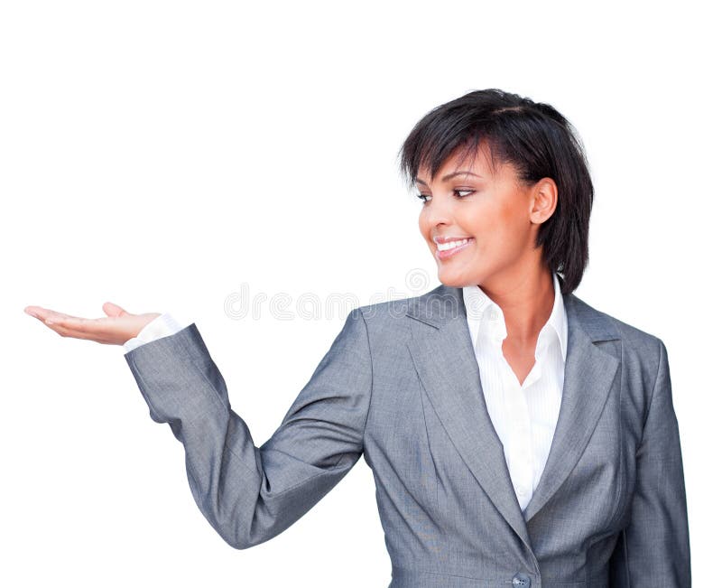 Lächelnde Geschäftsfrau, die ein Produkt zeigt stockbild Lächelnde Geschäftsfrau, die ein Produkt zeigt stockbild