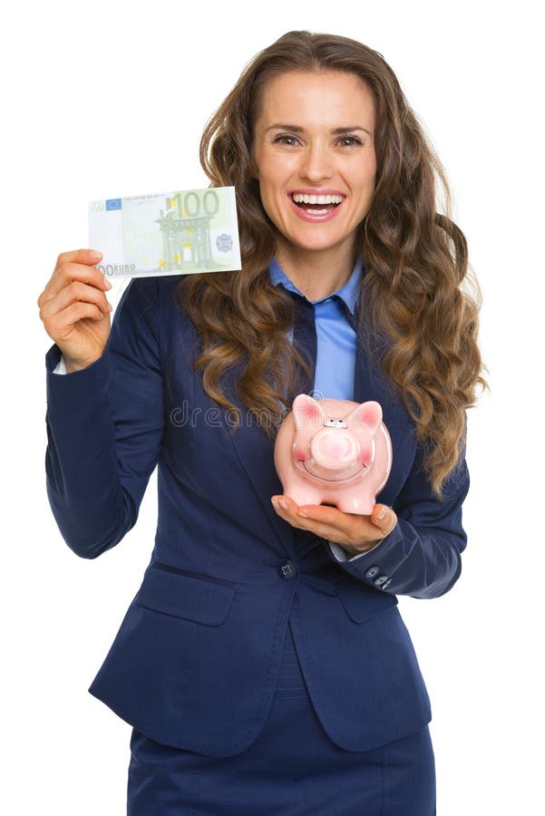 Lächelnde Geschäftsfrau, die hundert Euros und Sparschwein zeigt lizenzfreies stockbild Lächelnde Geschäftsfrau, die hundert Euros und Sparschwein zeigt lizenzfreies stockbild