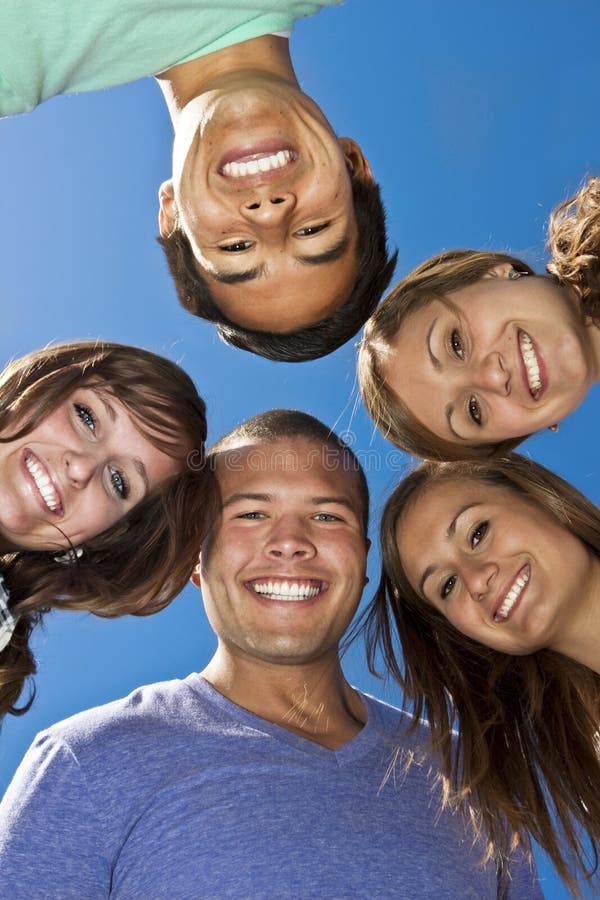 Lächelnde Gruppe Multi-racial junge Erwachsene