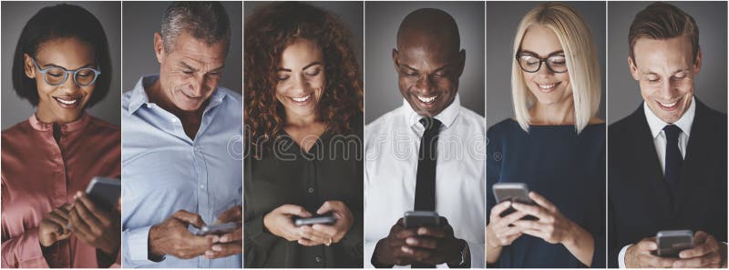 Lächelnde Gruppe verschiedene Wirtschaftler, die Textnachrichten senden