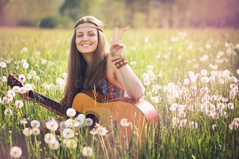 Lächelnde Hippiefrau, die Friedenszeichen gibt