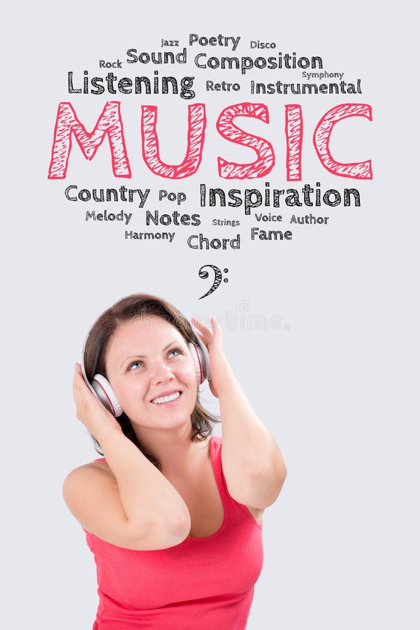 Lächelnde junge Frau hört Musik unter dem Gefühle bub