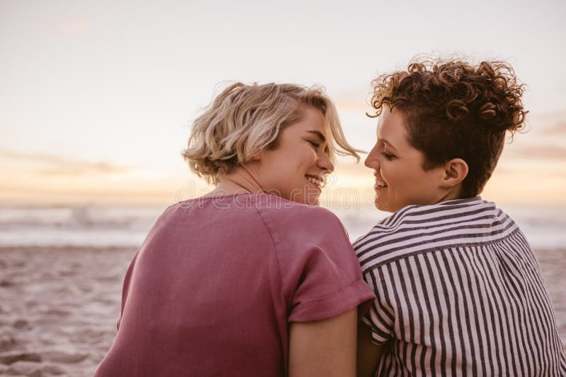 Junge Lesbische Paare Die Einen Romantischen Moment In Der Stadt Teilen Stockfoto Bild Von