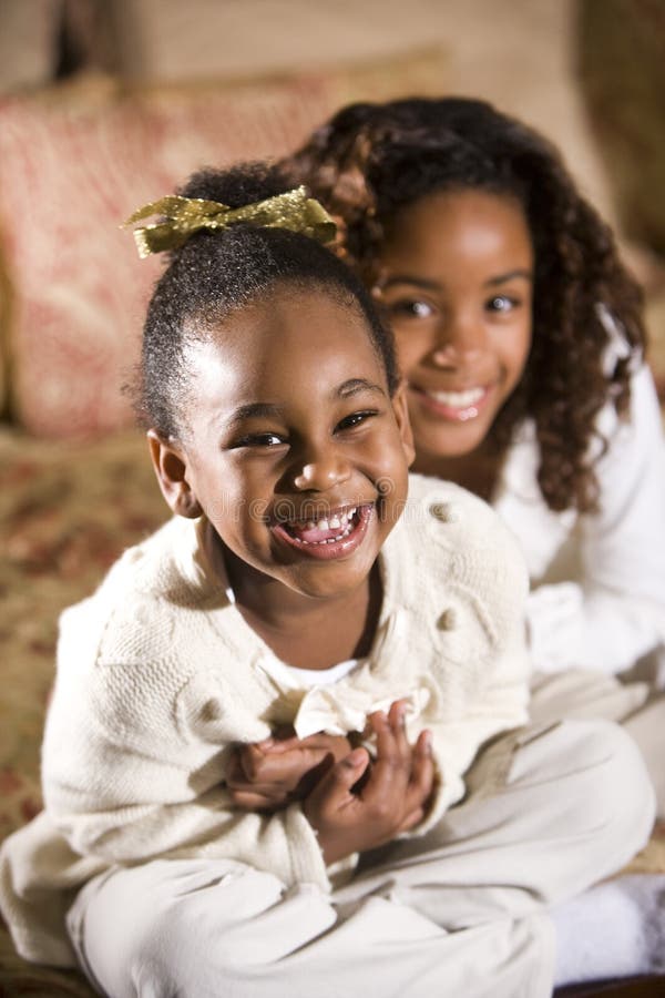Lachende Schwestern lizenzfreie stockbilder