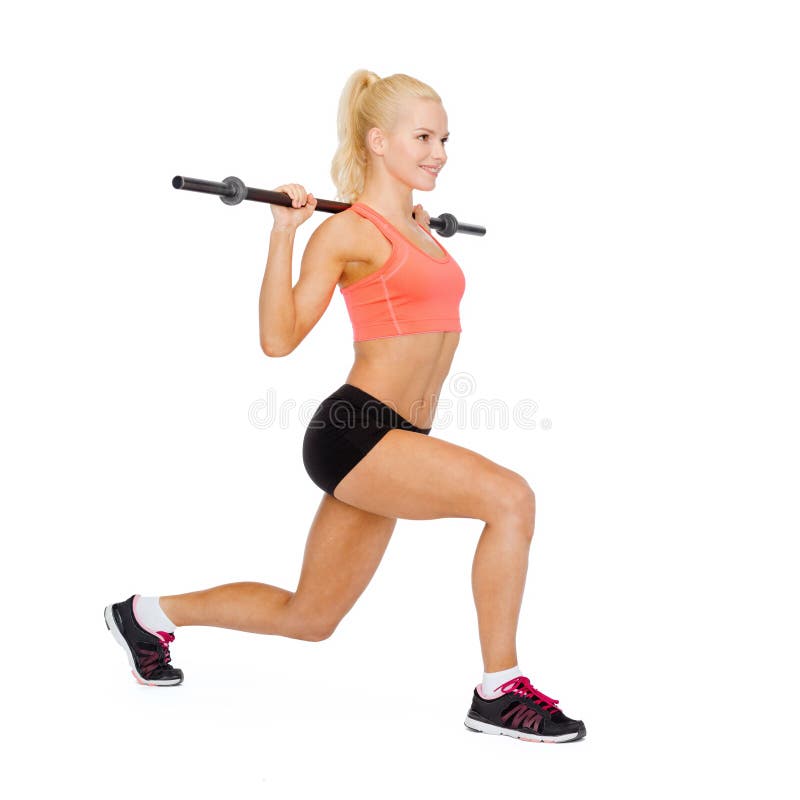 Lächelnde sportliche Frau, die mit Barbell trainiert stockfotografie Lächelnde sportliche Frau, die mit Barbell trainiert stockfotografie