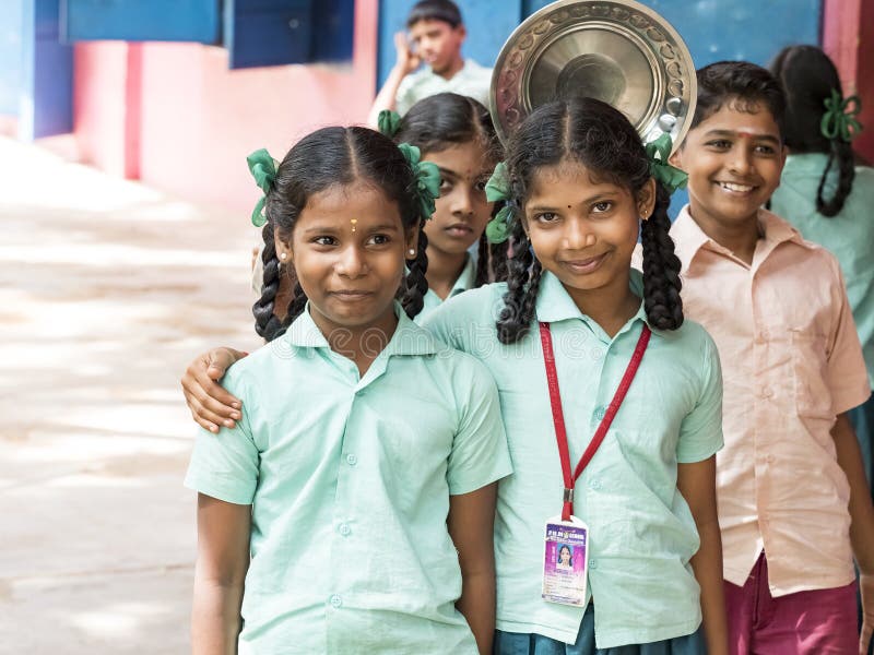 Lächelnde Stellung der besten Kinderfreundmädchen-Mitschüler mit der Hand auf Schulter in der Schule Multiethnisches Schulkinderg lizenzfreies stockbild Lächelnde Stellung der besten Kinderfreundmädchen-Mitschüler mit der Hand auf Schulter in der Schule Multiethnisches Schulkinderg lizenzfreies stockbild