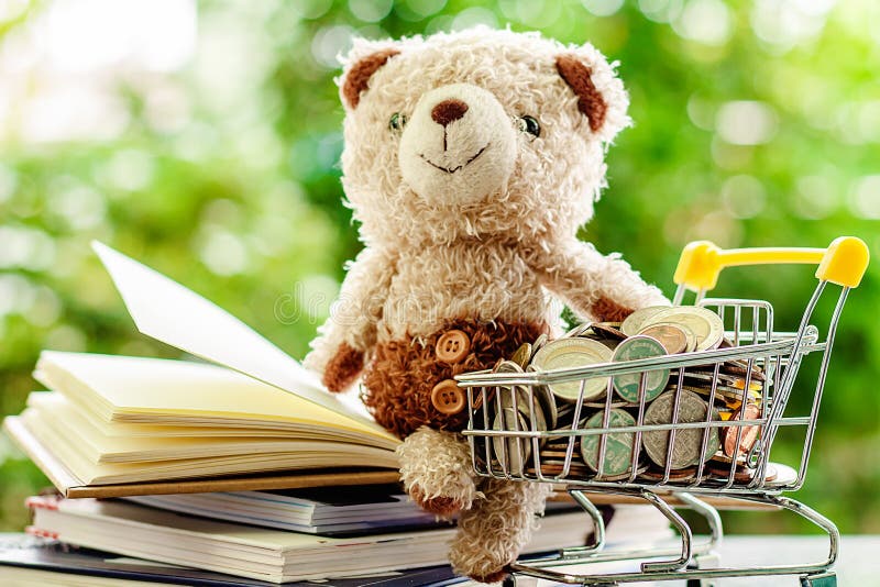 Lächelnde Teddybärpuppe, die auf Stapel des geöffneten Buches mit ful sitzt lizenzfreie stockbilder Lächelnde Teddybärpuppe, die auf Stapel des geöffneten Buches mit ful sitzt lizenzfreie stockbilder