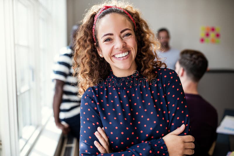 Lächelnde weibliche Designerstellung in einem modernen Büro