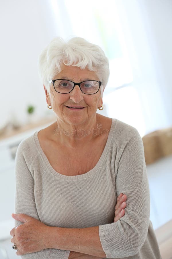 Lächelnde ältere Frau mit modischen Brillen lizenzfreie stockfotografie Lächelnde ältere Frau mit modischen Brillen lizenzfreie stockfotografie