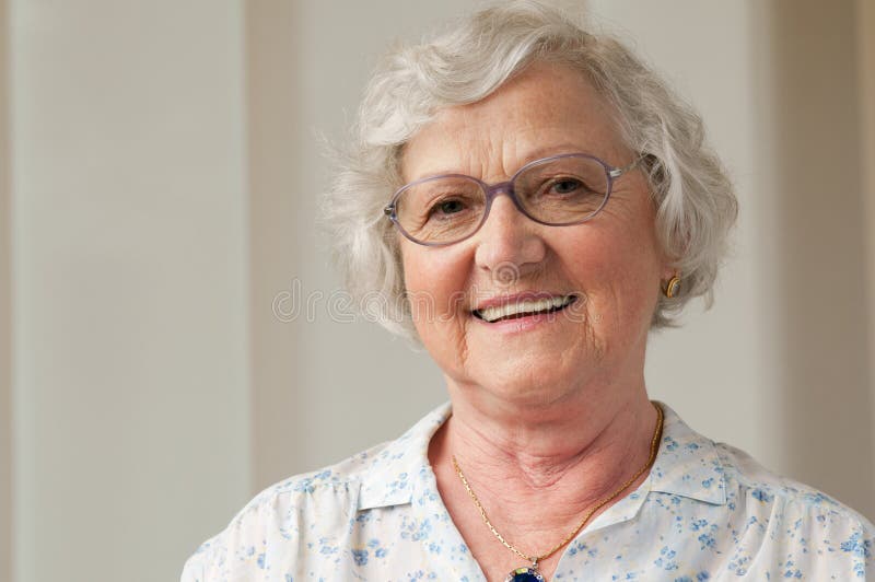 Lächelnde ältere Frauennahaufnahme stockfotos Lächelnde ältere Frauennahaufnahme stockfotos