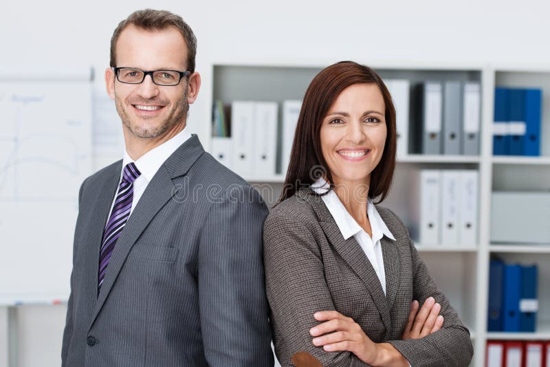 Lächelnder Berufsgeschäftsmann und Frau lizenzfreies stockbild Lächelnder Berufsgeschäftsmann und Frau lizenzfreies stockbild