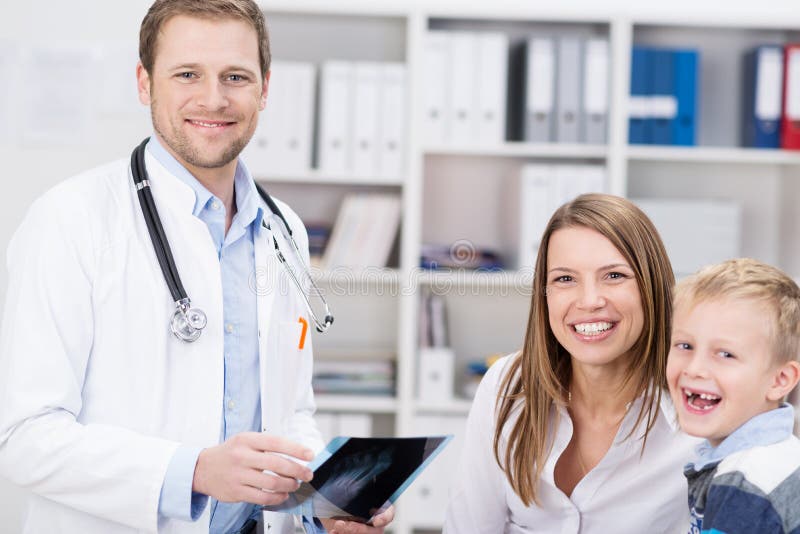 Lächelnder Doktor mit einer Mutter und einem netten Jungen stockfotos Lächelnder Doktor mit einer Mutter und einem netten Jungen stockfotos
