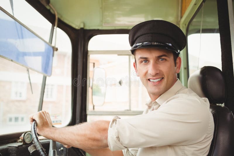 Lächelnder Fahrer, der den Schulbus fährt stockfoto Lächelnder Fahrer, der den Schulbus fährt stockfoto