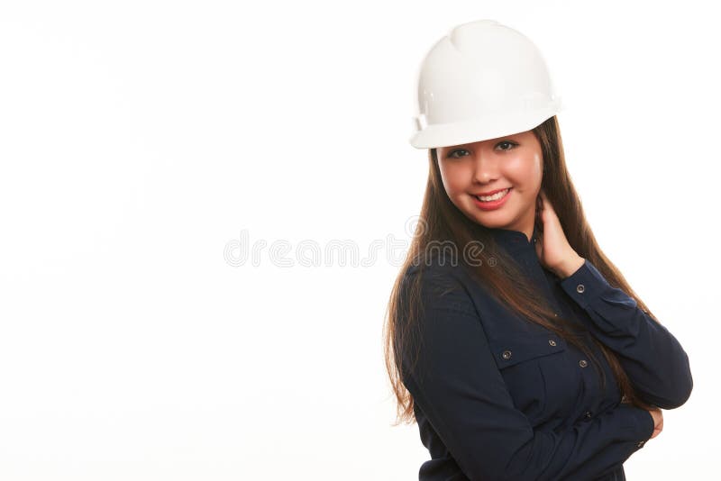 Lächelnder Geschäftsfrauingenieur im schützenden Schutzhelm lizenzfreie stockbilder Lächelnder Geschäftsfrauingenieur im schützenden Schutzhelm lizenzfreie stockbilder