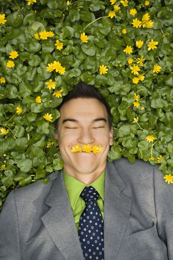 Lächelnder Geschäftsmann in der Blumen-Änderung am Objektprogramm