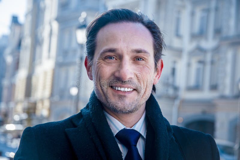 Lächelnder Geschäftsmann, der an der Kamera, Tag lächelt lizenzfreie stockbilder Lächelnder Geschäftsmann, der an der Kamera, Tag lächelt lizenzfreie stockbilder